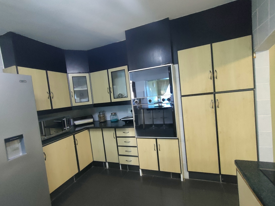 8 Bedroom Property for Sale in Wavecrest Eastern Cape